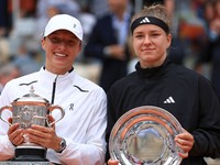 Víťazka Roland Garros 2023 Iga Swiateková a zdolaná finalistka Karolína Muchová.