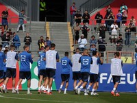Slovenskí futbalisti zdravia fanúšikov počas prvého tréningu na EURO 2024 v Nemecku.
