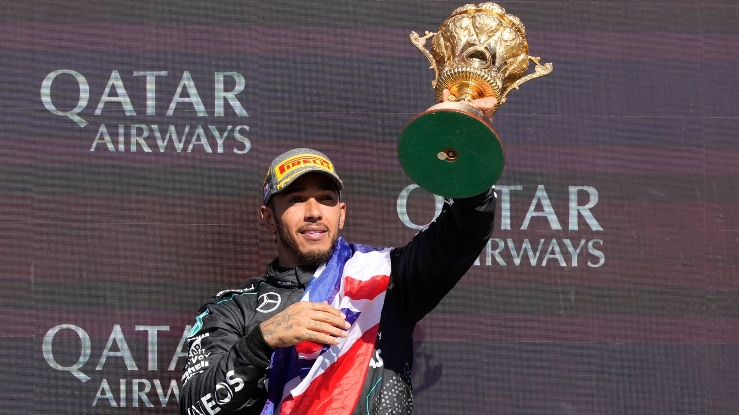 Lewis Hamilton sa raduje z výhry na VC Veľkej Británie 2024.