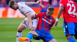 Futbalista Plzne Lukáš Červ v súboji s hráčom Fiorentiny Lucasom Beltranom.