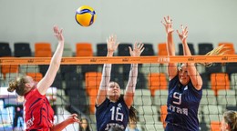 Zľava Radka Hašková (Slávia), Ema Palkovičová (Slovan) a Anna Grace Massariová (Slovan) počas 3. kola Niké extraligy žien 