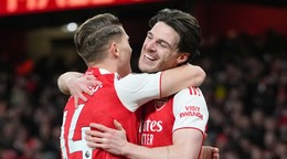 Hráči Arsenali Viktor Gyökeres a Declan Rice oslavujú gól proti Brightonu.