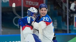 Samuel Hlavaj a Juraj Slafkovský po zápase Švédsko - Slovensko na ZOH 2026.