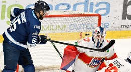 Na snímke vľavo Tomáš Marcinko (Slovan) strieľa gól brankárovi Danielovi Lebedeffovi (L. Mikuláš).