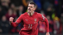 Český futbalista Jan Kliment sa teší z víťazného gólu v penaltovom rozstrele počas semifinálového zápasu európskej baráže MS 2026 Česko - Írsko v Prahe.