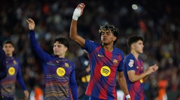 Lamine Yamal (uprostred) a Xavi Espart (vľavo) sa radujú po výhre