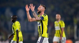 Slovenský hráč Fenerbahce Milan Škriniar reaguje v prvom zápase play off Ligy majstrov Fenerbahce Istanbul – Olympique Lyon.