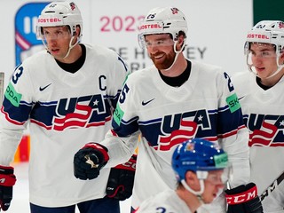 Americký hokejista Nick Perbix (uprostred) oslavuje gól v zápase proti Česku na MS 2023.