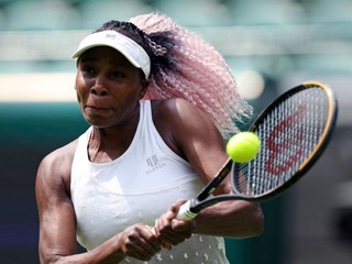 Americká tenistka Venus Williamsová počas tréningu pred grandslamovým turnajom vo Wimbledone.