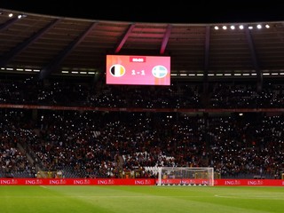 Futbaloví fanúšikovia držia rozsvietené mobily po prerušení zápasu F-skupiny kvalifikácie ME 2024 Belgicko - Švédsko.
