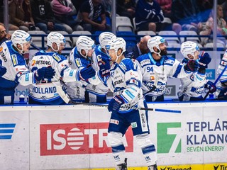 Hokejisti HC Kometa Brno sa tešia po góle. 