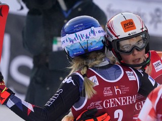 Slovenská lyžiarka Petra Vlhová v objatí s Mikaelou Shiffrinou.