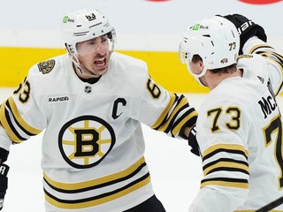 Brad Marchand (vľavo) sa teší z gólu s obrancom Charliem McAvoyom.