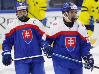 Slovenskí hokejisti Tomáš Pobežal (vľavo) a Adam Beluško pred zápasom so Švédskom.