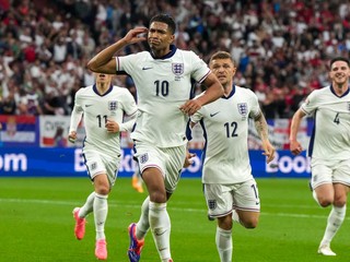 Jude Bellingham oslavuje gól v zápase Anglicko - Srbsko na EURO 2024
