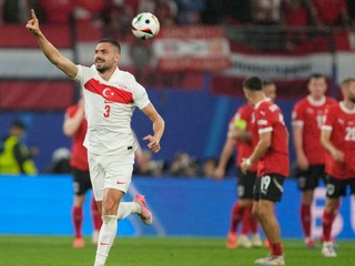 Merih Demiral sa raduje po strelení druhého gólu počas osemfinálového zápasu Rakúsko - Turecko na EURO 2024