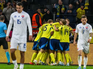 Vľavo David Strelec (Slovensko), uprostred hráči Švédska sa tešia z gólu na 2:1 a vpravo Tomáš Suslov (Slovensko) počas zápasu 5. kola C-divízie Ligy národov Švédsko - Slovensko.