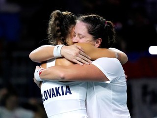 Tereza Mihalíková a Viktória Hrunčáková počas semifinále Billie Jean King Cupu 2024.