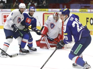 Michal Ivan (Slovensko) pred bránkou Francúzska počas prípravného zápasu na MS 2025