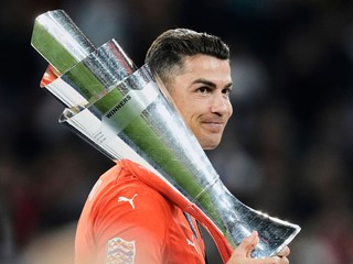 Cristiano Ronaldo s trofejou po víťazstve Portugalska v Lige národov.