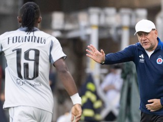 Na snímke sprava tréner futbalistov Slovana Vladimír Weiss starší a nový hráč Slovana Sidoine Fogning.