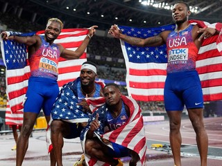 Americkí šprintéri obhájili na majstrovstvách sveta v Tokiu titul v štafete 4x100 metrov. 