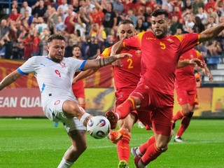 Český hráč Vasil Kusej (vľavo) bojuje o loptu s Igorom Vujačičom z Čiernej Hory v zápase L-skupiny Čierna Hora - Česko európskej kvalifikácie na MS 2026.