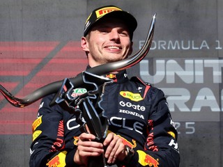 Max Verstappen s trofejou pre víťaza Veľkej ceny USA 2025.