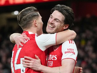 Hráči Arsenali Viktor Gyökeres a Declan Rice oslavujú gól proti Brightonu.