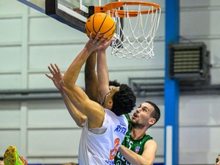 Zľava Caleb Jamerson Kenney (Spišská Nová Ves) a Boris Bojanovský (Levice) 