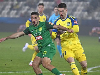 Na snímke vpravo Leonardo Lukačevič (Košice) a Krisztián Bari (Žilina) počas zápasu 21. kola.
