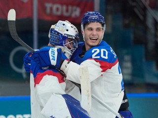Samuel Hlavaj a Juraj Slafkovský po zápase Švédsko - Slovensko na ZOH 2026.