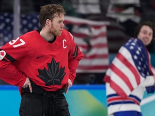 Connor McDavid (vľavo) a Quinn Hughes (vpravo) po finálovom zápase Kanada - USA na ZOH 2026.