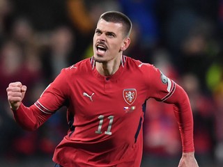 Český futbalista Jan Kliment sa teší z víťazného gólu v penaltovom rozstrele počas semifinálového zápasu európskej baráže MS 2026 Česko - Írsko v Prahe.