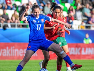 Zľava Mária Mikolajová (Slovensko) a Kika Nazarethová (Portugalsko)