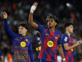 Lamine Yamal (uprostred) a Xavi Espart (vľavo) sa radujú po výhre