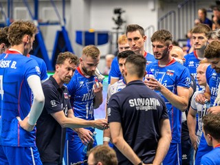 Slovenskí volejbalisti počas oddychového času, vľavo v tmavomodrom tričku hlavný tréner Slovenska Michal Masný počas zápasu základnej časti Európskej ligy mužov vo volejbale Slovensko - Albánsko.