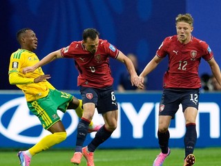 Vladimir Darida a Thapelo Maseko.