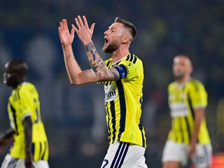Slovenský hráč Fenerbahce Milan Škriniar reaguje v prvom zápase play off Ligy majstrov Fenerbahce Istanbul – Olympique Lyon.
