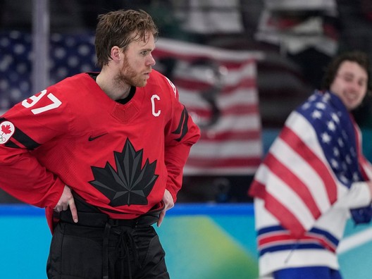 Connor McDavid (vľavo) a Quinn Hughes (vpravo) po finálovom zápase Kanada - USA na ZOH 2026.