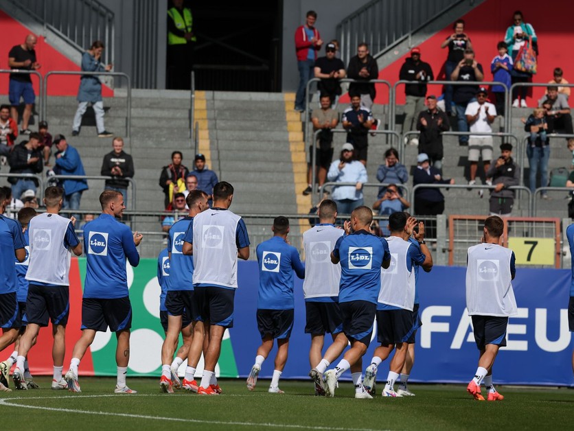 Slovenskí futbalisti zdravia fanúšikov počas prvého tréningu na EURO 2024 v Nemecku.
