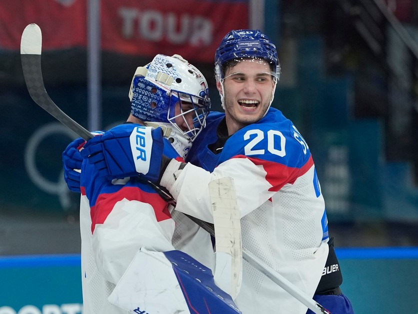 Samuel Hlavaj a Juraj Slafkovský po zápase Švédsko - Slovensko na ZOH 2026.