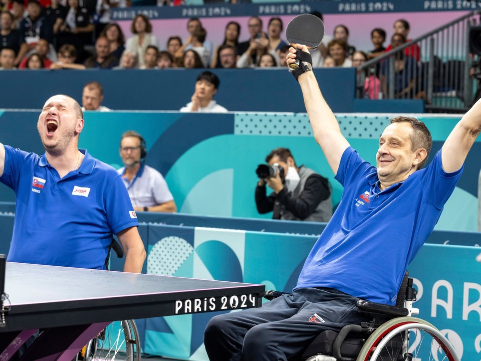 slovenskí reprezentanti v parastolnom tenise Peter Lovaš (vľavo) a Ján Riapoš