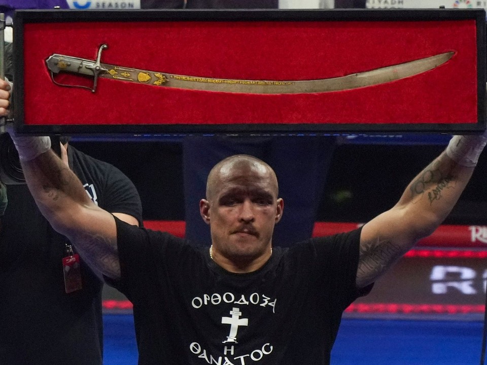 Oleksandr Usyk oslavuje víťazstvo v odvete s Furym