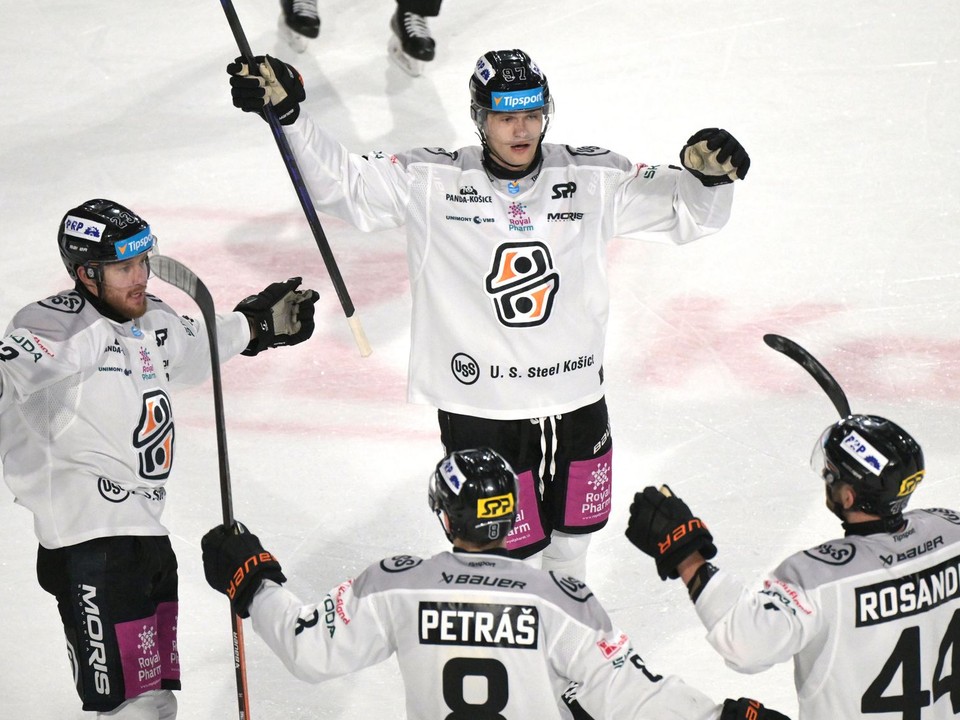 Na snímke gólová radosť hráčov Košíc.