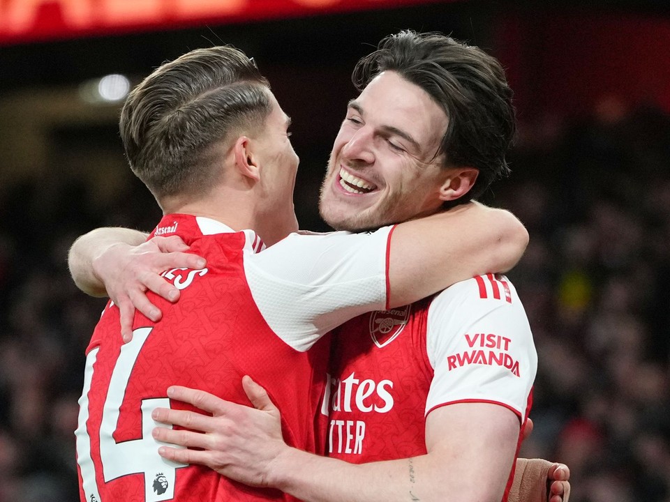 Hráči Arsenali Viktor Gyökeres a Declan Rice oslavujú gól proti Brightonu.