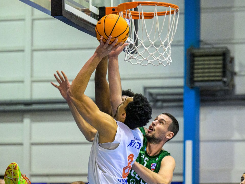 Zľava Caleb Jamerson Kenney (Spišská Nová Ves) a Boris Bojanovský (Levice) 