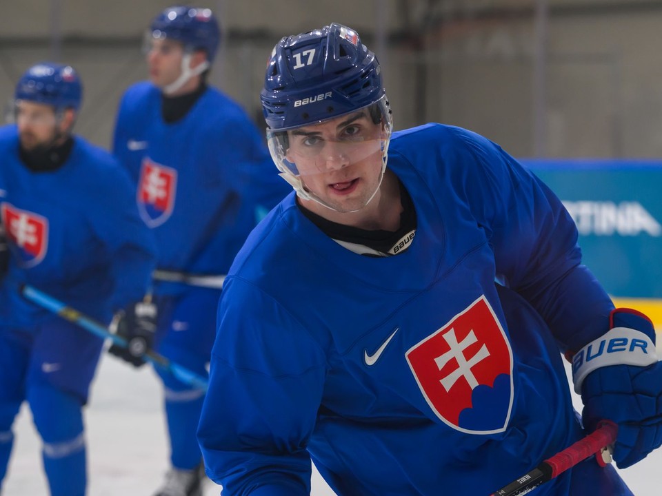 Na snímke v popredí hokejista Šimon Nemec počas tréningu slovenskej hokejovej reprezentácie na zimných olympijských hrách v Miláne.