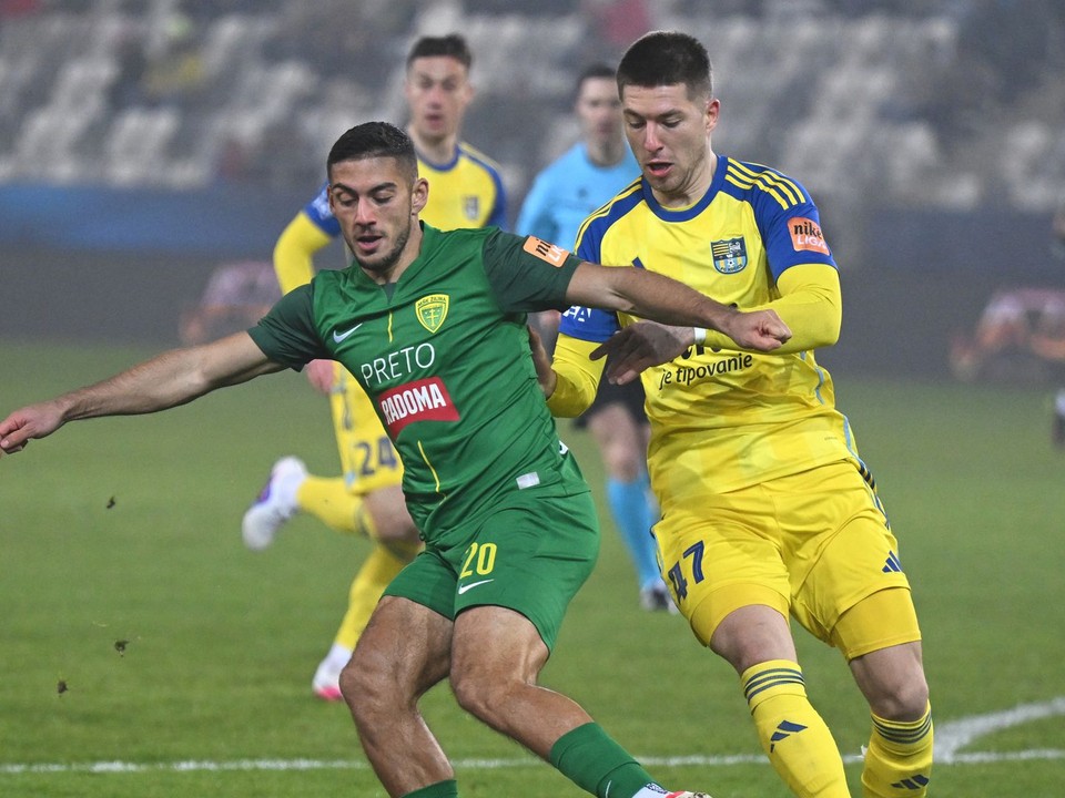 Na snímke vpravo Leonardo Lukačevič (Košice) a Krisztián Bari (Žilina) počas zápasu 21. kola.