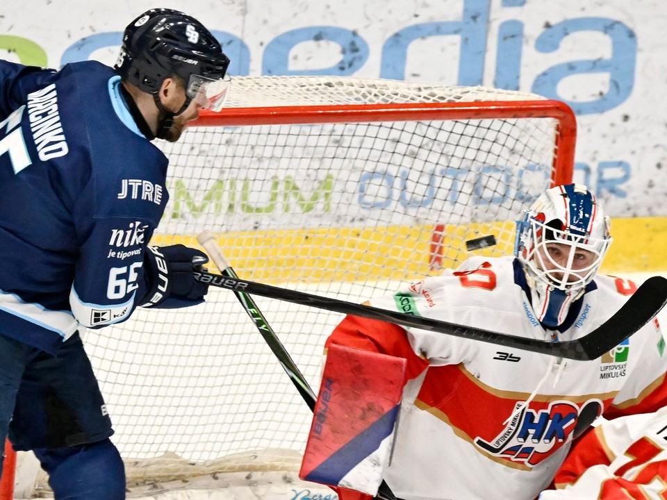 Na snímke vľavo Tomáš Marcinko (Slovan) strieľa gól brankárovi Danielovi Lebedeffovi (L. Mikuláš).